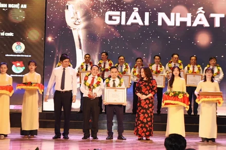 Trao giải nhất cho nhóm tác giả đoạt giải sáng tạo KH&CN Nghệ An năm 2020.