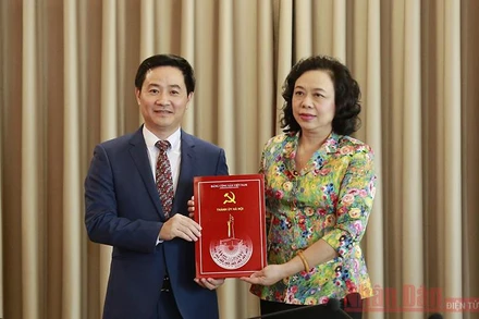 Lãnh đạo Thành ủy Hà Nội trao quyết định cho đồng chí Trần Anh Tuấn.
