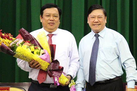 Bí thư Tỉnh ủy Vĩnh Long Trần Văn Rón tặng hoa chúc mừng tân Phó Chủ tịch UBND tỉnh Vĩnh Long Nguyễn Văn Liệt. 