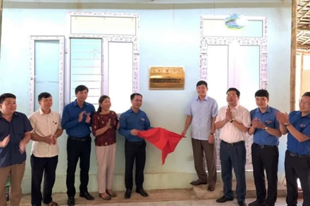 Các đại biểu kéo băng khánh thành công trình điểm Trường mầm non khu Sỏi - Bìn.