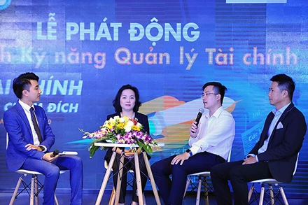 Các diễn giả là doanh nhân thành đạt, nhà khởi nghiệp thành công trực tiếp giao lưu, chia sẻ với sinh viên.