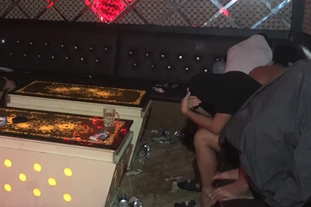 Lực lượng công an bắt quả tang các đối tượng tại một phòng của quán.