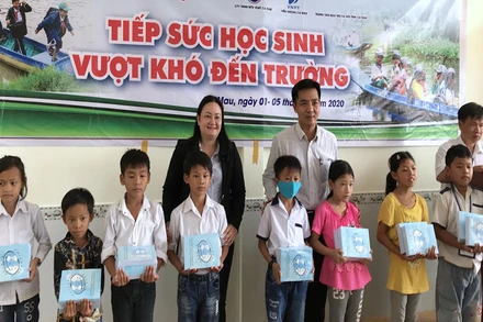 Đơn vị tài trợ trao sách vở, học bổng cho học sinh hiếu học vượt khó xã Đông Hưng.