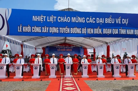 Các đại biểu nhấn nút khởi công dự án xây dựng tuyến đường bộ ven biển đoạn qua tỉnh Nam Định.