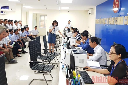 Cán bộ Trung tâm phục vụ Hành chính công tỉnh Quảng Trị giới thiệu quy trình tiếp nhận và trả kết quả giải quyết TTHC cho cán bộ xã, phường, thị trấn. Ảnh: LÂM QUANG HUY