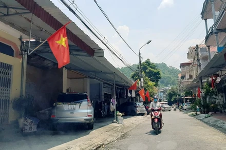 Nhiều hộ đã xây dựng nhà kiên cố trên khu đất tập thể ngân hàng (dãy phía bên trái) nhưng không có biên bản xử lý vi phạm của cấp có thẩm quyền tại thời điểm xây dựng.