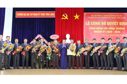 Lãnh đạo tỉnh Vĩnh Long tặng hoa chúc mừng Hội đồng trường ĐH SPKT Vĩnh Long vào sáng 6-9. 