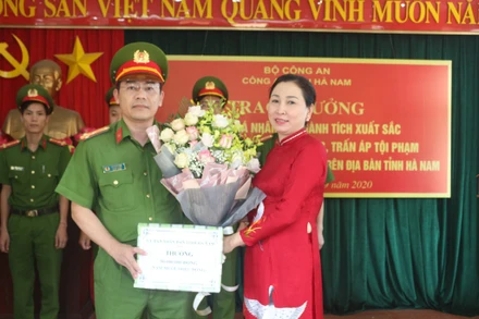 Đồng chí Đinh Thị Lụa, Phó Bí thư Tỉnh ủy Hà Nam trao thưởng cho các tập thể, cá nhân có thành tích xuất sắc.