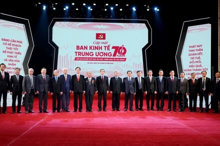 Các đồng chí lãnh đạo tham dự Chương trình gặp mặt “Ban Kinh tế Trung ương - 70 năm với sự nghiệp đổi mới và phát triển kinh tế Đảng”.
