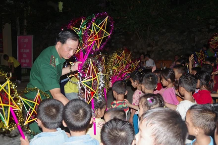 Chuẩn bị đèn ông sao và rước đèn ông sao.