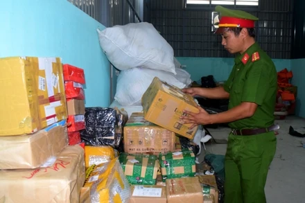 Số lượng lớn hàng hóa không rõ nguồn gốc xuất xứ, không có hóa đơn chứng từ được phát hiện. (Ảnh: Công an cung cấp)