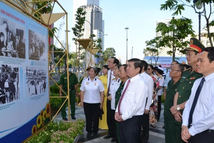 Các đại biểu tham quan triển lãm ảnh tại công viên Lam Sơn.