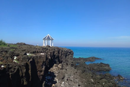 Điểm dừng chân cánh đồng Dung Nham được xây dựng trực tiếp trên bãi đá nham thạch có niên đại hàng triệu năm thuộc Công viên địa chất Lý Sơn – Sa Huỳnh.