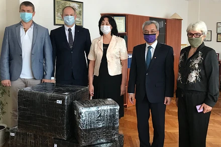 Đại sứ cùng đại diện Hội hữu nghị Ukraine – Việt Nam trao tặng quà vật tư y tế cho Trường chuyên ngữ 251 mang tên Chủ tịch Hồ Chí Minh