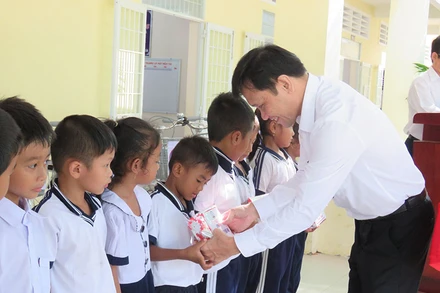 Ông Nguyễn Phước Đức, Tổng Giám đốc EVNSPC tặng quà cho các em học sinh nghèo hiếu học tại tỉnh Trà Vinh.