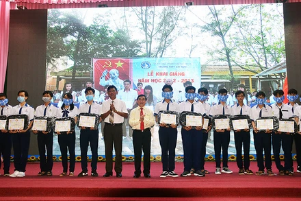 Trao quà và học bổng Lương Định Của cho học sinh, sinh viên nghèo hiếu học 2020.