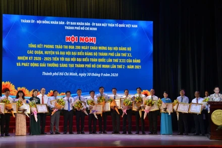 Lãnh đạo thành phố trao Bằng khen cho các đơn vị.