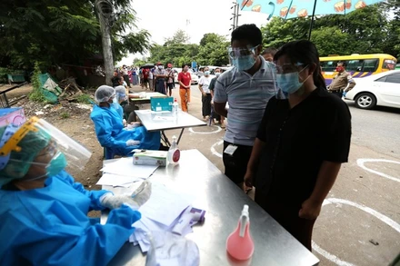 Nhân viên y tế thu thập thông tin về tình trạng sức khỏe của người dân trong chiến dịch kiểm tra sức khỏe và truy vết tiếp xúc tại Yangon, Myanmar, ngày 8-9. (Ảnh: Tân Hoa xã)