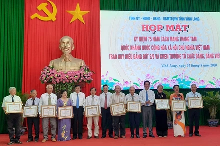 Trao Huy hiệu cho những đảng viên cao niên tuổi Đảng.