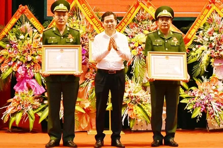 Đại diện lãnh đạo Bộ chỉ huy BĐBP tỉnh Lạng Sơn và hai cá nhân được tặng Huân chương chiến công Hạng nhì.