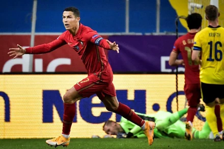 CR7 đang vô cùng sung mãn ở tuổi 35. (Ảnh: UEFA)