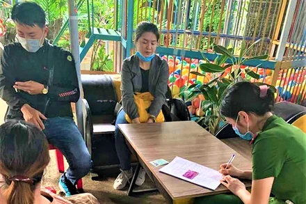 Công an xã Cư Êbur, TP Buôn Ma Thuột lập biên bản bà Võ Thị Châu H. tiêm vaccince bạch hầu không rõ nguồn gốc và tổ chức tiêm không đúng quy định.