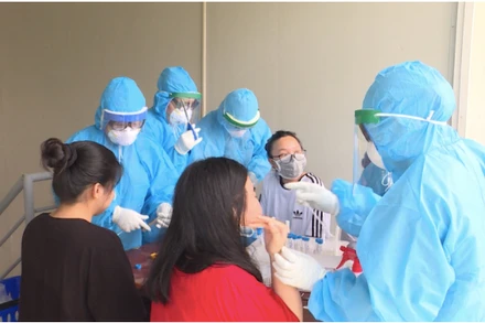 Nhân viên y tế tiến hành lấy mẫu để xét nghiệm Covid-19 cho công dân.