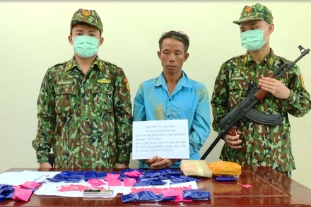 Lực lượng phối hợp bắt giữ đối tượng cùng ma túy tang vật.