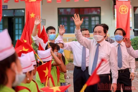 Bộ trưởng GD-ĐT Phùng Xuân Nhạ trong ngày khai giảng tại Trường tiểu học Đan Phượng 