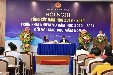 Các đại biểu thảo luận tại hội nghị. 