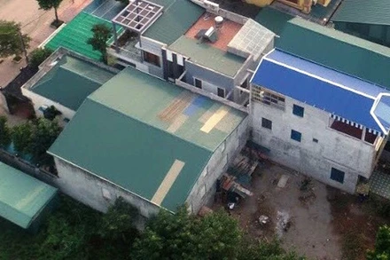 Khu nhà kiên cố được cấp giấy CNQSDĐ sai quy định, xây dựng sai quy hoạch, không có giấy phép xây dựng vẫn ngang nhiên tồn tại giữa TP Hòa Bình.