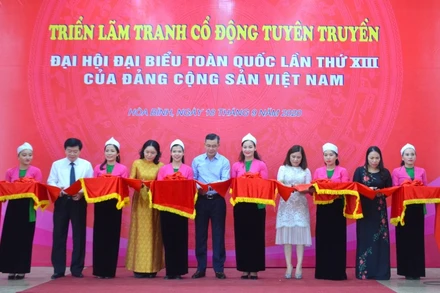 Đại diện lãnh đạo Bộ VH, TT và DL cùng lãnh đạo tỉnh Hòa Bình cắt băng khai mạc triển lãm.