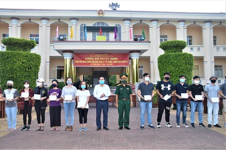 Trao giấy chứng nhân hoàn thành cách ly y tế cho công dân trở về từ vùng dịch