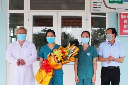 Giám đốc Sở Y tế tỉnh Quảng Trị Đỗ Văn Hùng( bên phải) tặng hoa, khen thưởng tập thể tập thể Bệnh viện Chuyên khoa Lao và Phổi