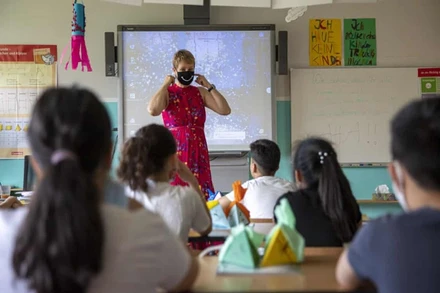 Giáo viên đeo khẩu trang khi giảng giải về chủng virus corona mới tại một lớp học ở Berlin, Đức. (Ảnh: Getty Images)