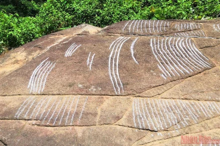 Cận cảnh “siêu phẩm” ruộng bậc thang khắc trên đá Mù Cang Chải