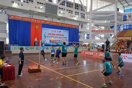 Các trận thi đấu diễn ra sôi nổi ngay sau lễ khai mạc. 