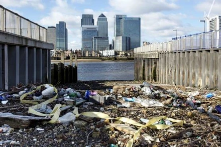 Chai nhựa và rác trôi dạt vào một bãi biển ở hạt Cork, Ireland. Ảnh: Getty Images.