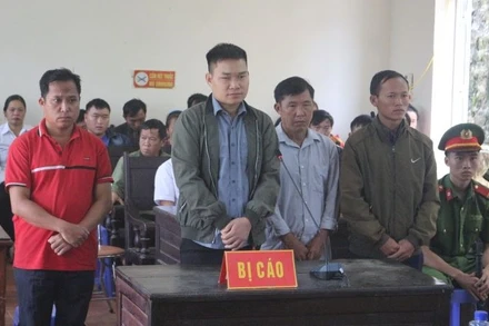 Các bị cáo (từ trái sang) Sùng A Páo, Lò Văn Thắm, Mùa A Sang, Sùng A Dì tại phiên tòa.