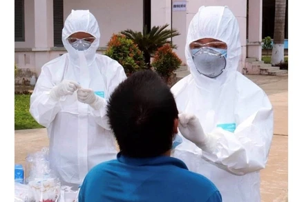 Lấy mẫu xét nghiệm tại nơi cách ly ở Tây Ninh.