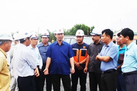 Thứ trưởng Lê Đình Thọ trao đổi chuyên môn với các đơn vị quản lý, giám sát, nhà thầu thi công dự án đoạn huyện Cam Lộ, tỉnh Quảng Trị.