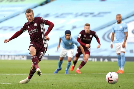 J. Vardy (áo sẫm) lập cú hat-trick giúp Leicester thắng Man City 5-2.