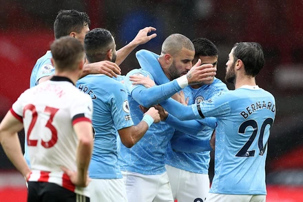 Các cầu thủ Man City mừng bàn thắng duy nhất của trận đấu.