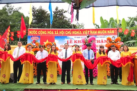 Đại diện lãnh đạo tỉnh Bình Thuận, cùng chính quyền địa phương và nhà đầu tư cắt băng khánh thành Hệ thống cấp nước sạch cho các địa phương phía nam huyện Đức Linh.