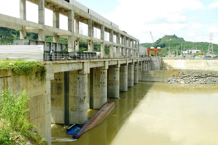 Tàu chở hàng bị đắm chắn ngang cửa van 11 của công trình Thủy điện Sông Lô 8B, gây cản trở việc di chuyển của các phương tiện thủy trên sông.