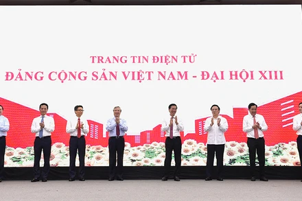 Các đồng chí lãnh đạo Đảng, Nhà nước thực hiện nghi thức khai trương Trang tin điện tử. Ảnh: NHẬT BẮC