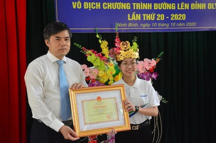 Vụ trưởng Vụ Giáo dục Chính trị và Công tác học sinh sinh viên Bùi Văn Linh trao Bằng khen của Bộ trưởng GD-ĐT cho quán quân Nguyễn Thị Thu Hằng (bên phải ảnh)