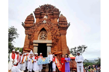 Lãnh đạo UBND tỉnh Ninh Thuận tặng quà chúc mừng các vị chức sắc và đồng bào Chăm theo đạo Bà la môn.
