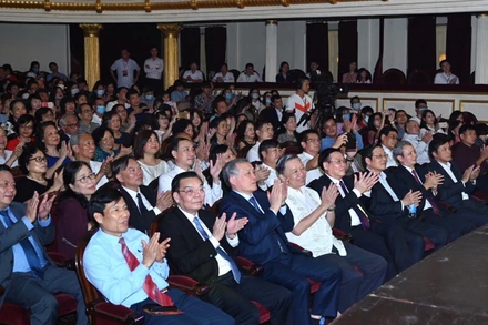 Các đồng chí lãnh đạo Đảng, Nhà nước; lãnh đạo TP Hà Nội, Huế và TP Hồ Chí Minh và đông đảo khán giả tham dự chương trình.