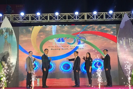 Lễ khai mạc Tuần hàng.